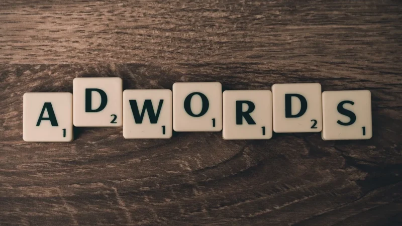 AI Overviews mogą obniżać wyświetlenia reklam produktowych Google