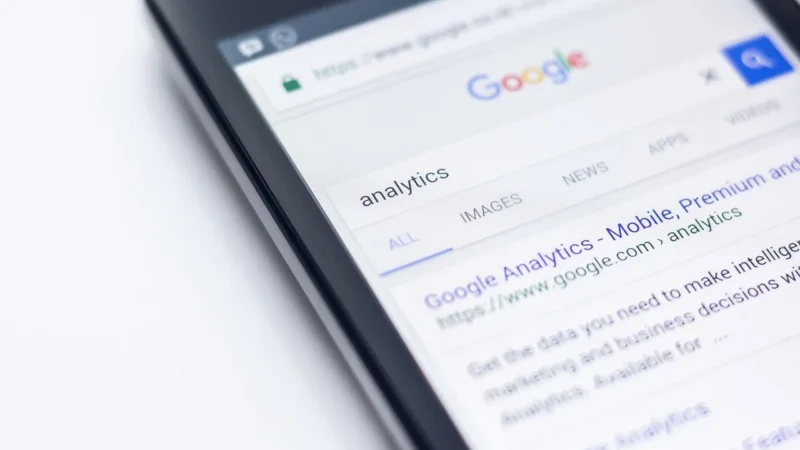 Dłuższe zapytania w Google Ads zyskują po AI Mode: co to zmienia w kampaniach