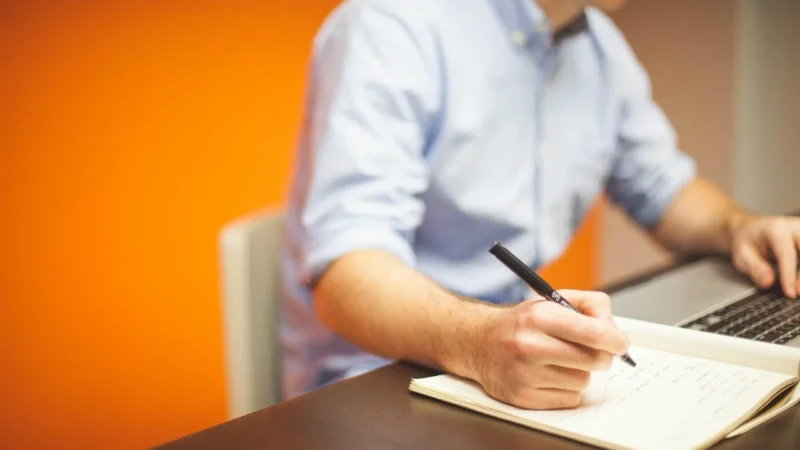 Jak zarządzać informacjami o firmie w Google: wizytówka, sugestie użytkowników i kontrola zmian